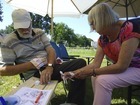 Tineke en Jaap Nijdam wassen honingproeflepels af